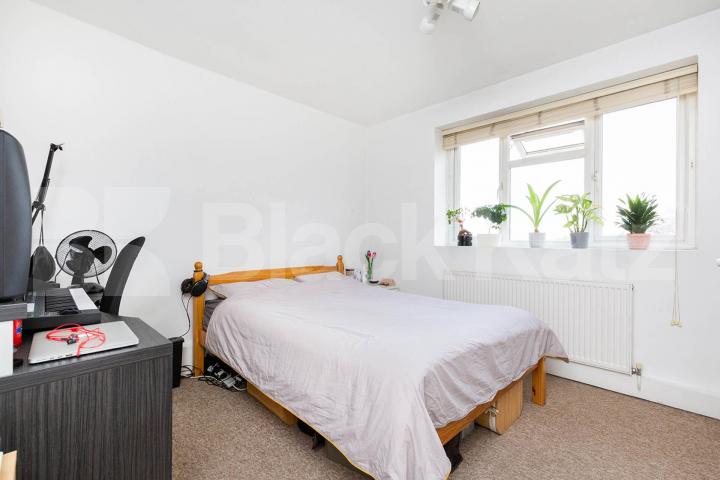5 bedroom house located 0.3 miles from a Piccadilly line Hampden Road, Haringey
